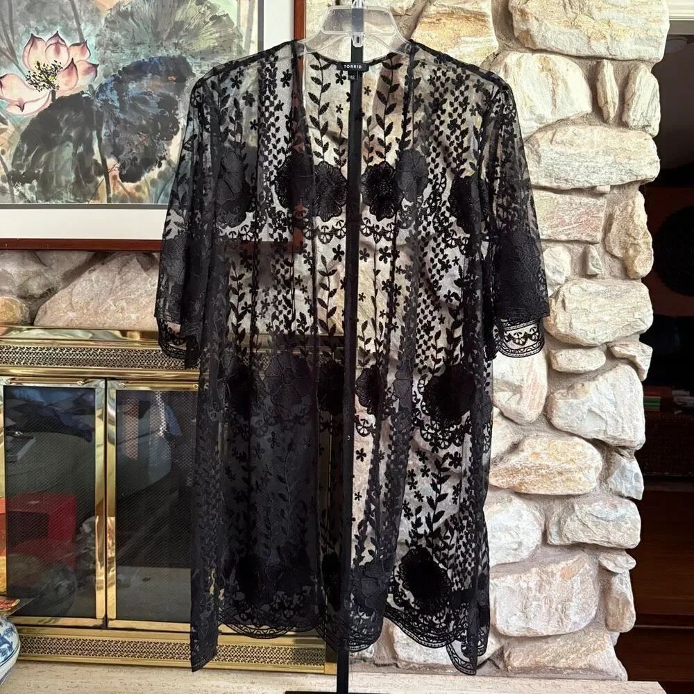 Torrid women’s plus black lace floral kimono size 1/ size 2